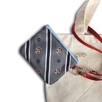 「ボーダー玉狛支部エンブレムパスポーチ」空閑遊真カラー（グレー）の使用イメージ。(c)葦原大介/集英社・テレビ朝日・東映アニメーション