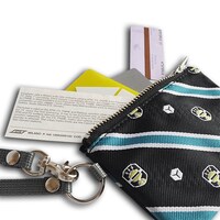 「ボーダー玉狛支部エンブレムパスポーチ」三雲修カラー（ブラック）の使用イメージ。(c)葦原大介/集英社・テレビ朝日・東映アニメーション