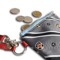 「ボーダー玉狛支部エンブレムパスポーチ」空閑遊真カラー（グレー）の使用イメージ。(c)葦原大介/集英社・テレビ朝日・東映アニメーション