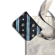 「ボーダー玉狛支部エンブレムパスポーチ」三雲修カラー（ブラック）の使用イメージ。(c)葦原大介/集英社・テレビ朝日・東映アニメーション