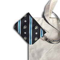 「ボーダー玉狛支部エンブレムパスポーチ」三雲修カラー（ブラック）の使用イメージ。(c)葦原大介/集英社・テレビ朝日・東映アニメーション