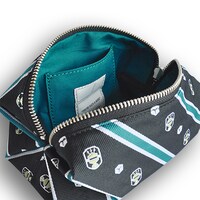 「ボーダー玉狛支部エンブレムスクエアポーチ」￼￼三雲修カラー（ブラック）(c)葦原大介/集英社・テレビ朝日・東映アニメーション