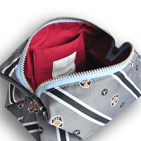 「ボーダー玉狛支部エンブレムスクエアポーチ」空閑遊真カラー（グレー）(c)葦原大介/集英社・テレビ朝日・東映アニメーション