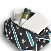 「ボーダー玉狛支部エンブレムスクエアポーチ」￼￼三雲修カラー（ブラック）の使用イメージ。(c)葦原大介/集英社・テレビ朝日・東映アニメーション