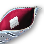 「ボーダー玉狛支部エンブレムペンケース」空閑遊真カラー（グレー）の使用イメージ。(c)葦原大介/集英社・テレビ朝日・東映アニメーション