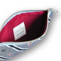 「ボーダー玉狛支部エンブレムペンケース」空閑遊真カラー（グレー）の使用イメージ。(c)葦原大介/集英社・テレビ朝日・東映アニメーション