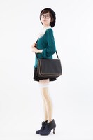 「黒執事3WAYチョコレートポケットバッグ」の着用例。(c)枢やな/スクウェアエニックス・黒執事Project・MBS