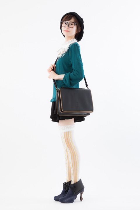 「黒執事3WAYチョコレートポケットバッグ」の着用例。(c)枢やな/スクウェアエニックス・黒執事Project・MBS