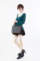 「黒執事3WAYチョコレートポケットバッグ」の着用例。(c)枢やな/スクウェアエニックス・黒執事Project・MBS