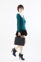 「黒執事3WAYチョコレートポケットバッグ」の着用例。(c)枢やな/スクウェアエニックス・黒執事Project・MBS