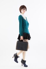 「黒執事3WAYチョコレートポケットバッグ」の着用例。(c)枢やな/スクウェアエニックス・黒執事Project・MBS