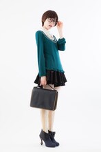 「黒執事3WAYチョコレートポケットバッグ」の着用例。(c)枢やな/スクウェアエニックス・黒執事Project・MBS