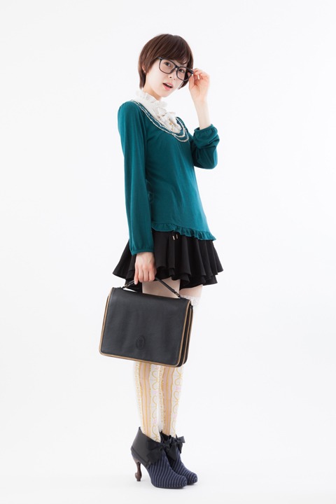 「黒執事3WAYチョコレートポケットバッグ」の着用例。(c)枢やな/スクウェアエニックス・黒執事Project・MBS