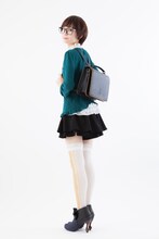 「黒執事3WAYチョコレートポケットバッグ」の着用例。(c)枢やな/スクウェアエニックス・黒執事Project・MBS