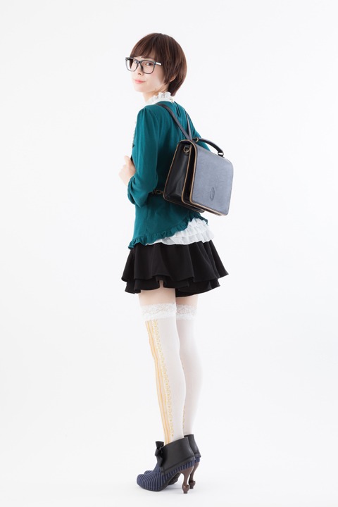 「黒執事3WAYチョコレートポケットバッグ」の着用例。(c)枢やな/スクウェアエニックス・黒執事Project・MBS