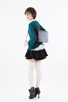 「黒執事3WAYチョコレートポケットバッグ」の着用例。(c)枢やな/スクウェアエニックス・黒執事Project・MBS