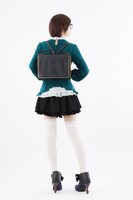 「黒執事3WAYチョコレートポケットバッグ」の着用例。(c)枢やな/スクウェアエニックス・黒執事Project・MBS