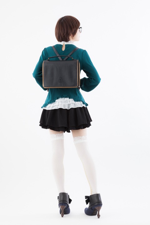 「黒執事3WAYチョコレートポケットバッグ」の着用例。(c)枢やな/スクウェアエニックス・黒執事Project・MBS