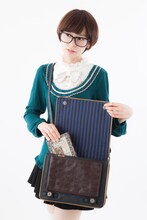 「黒執事3WAYチョコレートポケットバッグ」の着用例。(c)枢やな/スクウェアエニックス・黒執事Project・MBS