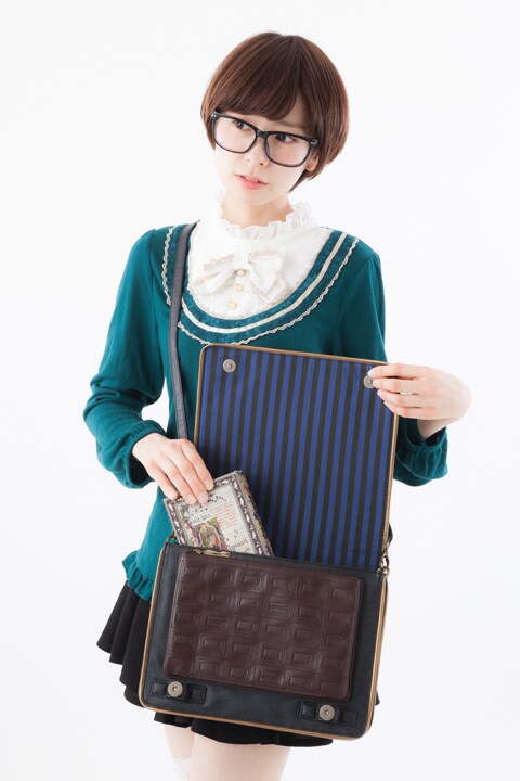 「黒執事3WAYチョコレートポケットバッグ」の着用例。(c)枢やな/スクウェアエニックス・黒執事Project・MBS