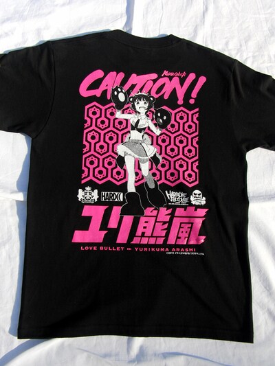 「ユリ熊嵐-百合城銀子（デリシャスメルピンク）」の背面。(c)2015 イクニゴマモナカ/ユリクマニクル