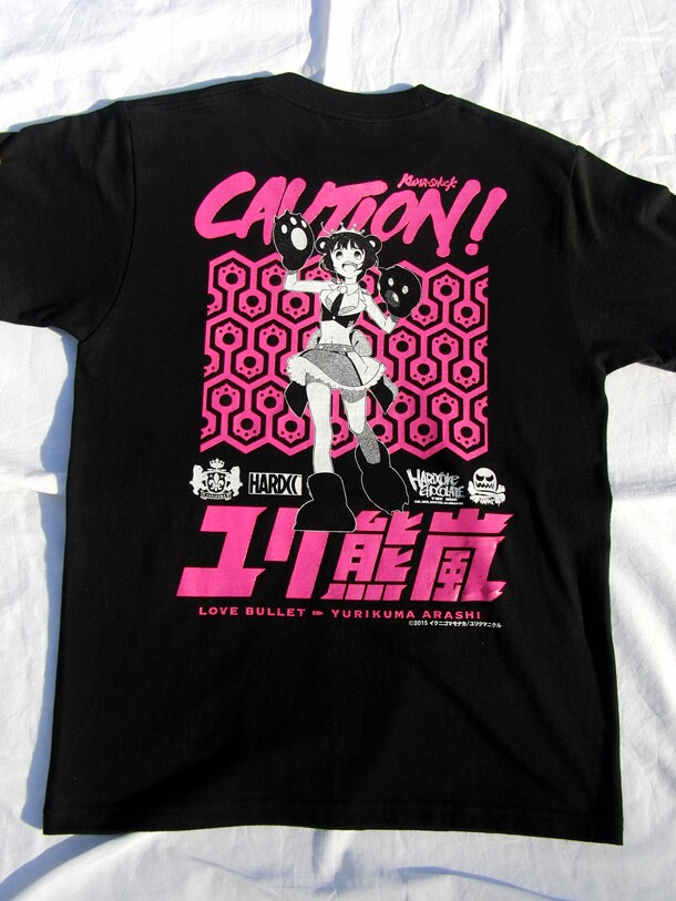 「ユリ熊嵐-百合城銀子（デリシャスメルピンク）」の背面。(c)2015 イクニゴマモナカ/ユリクマニクル