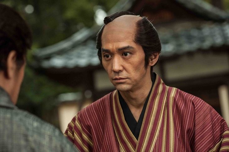 夜坂一味のご隠居のお付き・芳役を演じる村上淳。(c)オノ・ナツメ／小学館 (c)2015 WOWOW／ホリプロ