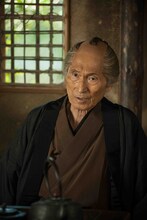 夜坂一味の先代頭・ご隠居を演じる品川徹。(c)オノ・ナツメ／小学館 (c)2015 WOWOW／ホリプロ