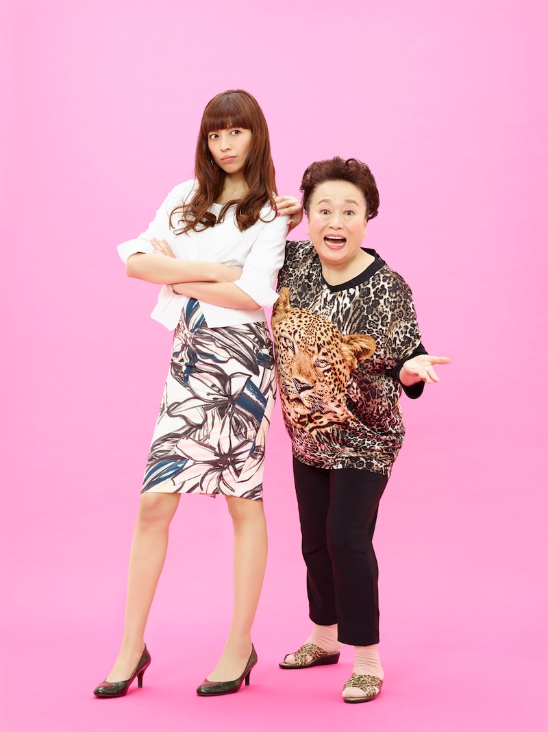 「オンナミチ」メインキャストの2人。左が片瀬那奈、右が渡辺えり。