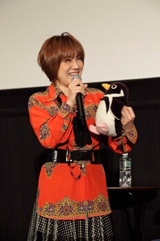 ヒロユキのぬいぐるみを持ち登場した松本梨香。 (c)桐山光侍／集英社・ぴえろ