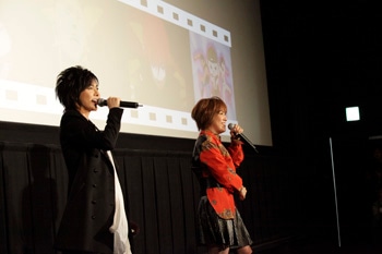 デュエットする鈴木結女と松本梨香。(c)桐山光侍／集英社・ぴえろ