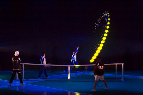 「ミュージカル『テニスの王子様』3rdシーズン 青学vs不動峰」の模様。「つばめ返し」で“断ち切る”不二。 (c)許斐 剛／集英社・NAS・新テニスの王子様プロジェクト (c)許斐 剛／集英社・テニミュ製作委員会