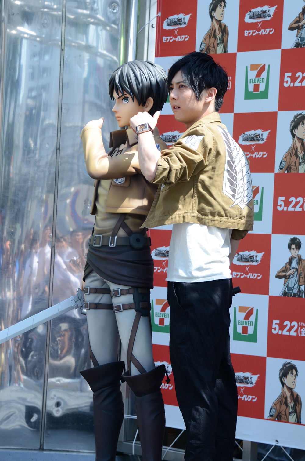 エレンの等身大フィギュアと同じポーズを取る梶裕貴。