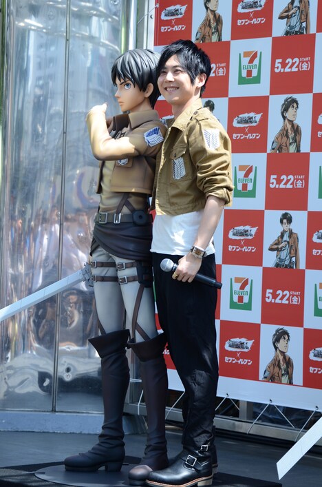 エレンと身長が同じだという梶裕貴は、等身大フィギュアと並んでご満悦の様子。