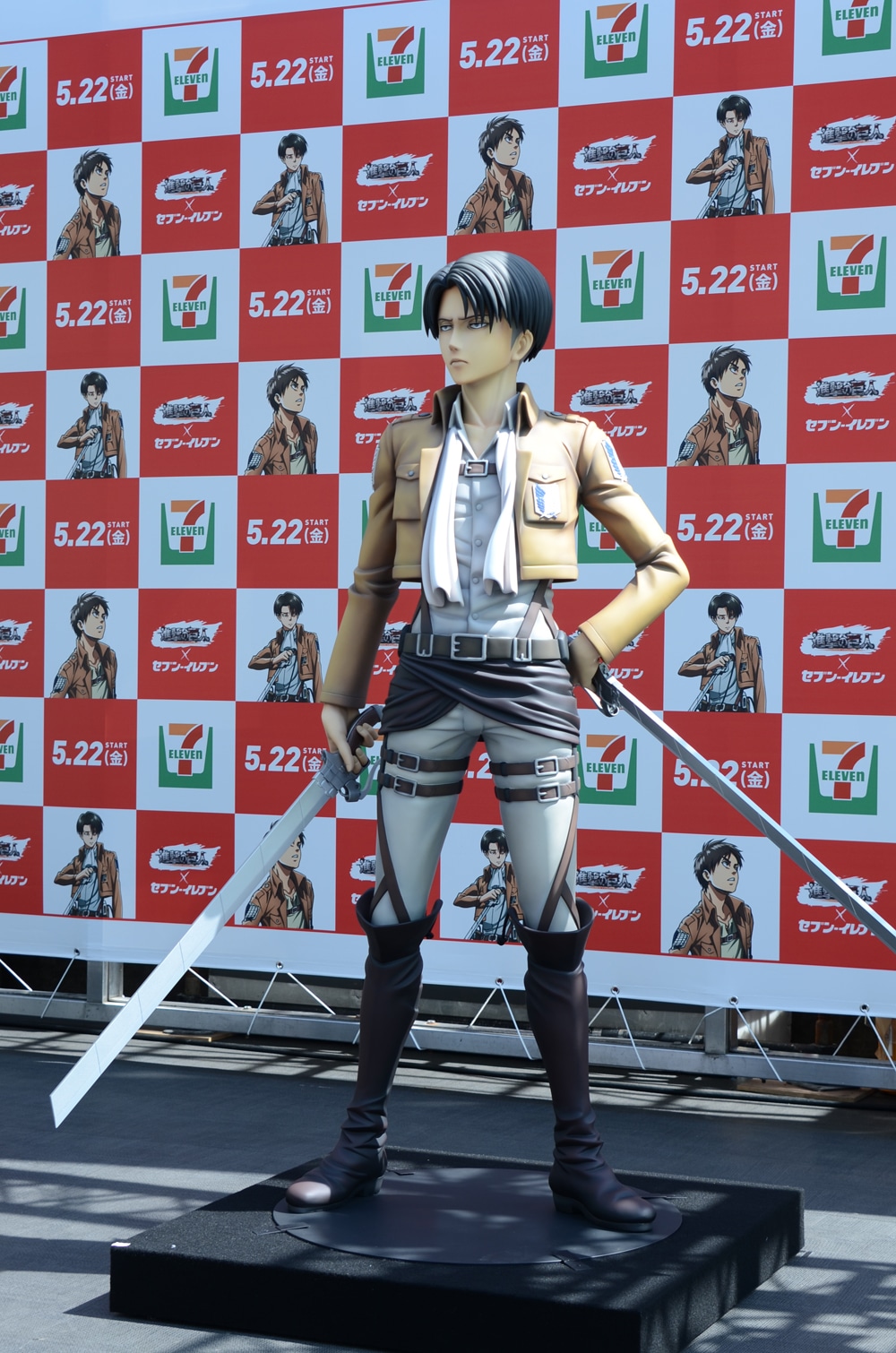 リヴァイの等身大フィギュア。