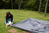 「EVANGELION 寝るふ本部」の組み立て風景。(c)カラー (c)TOMY