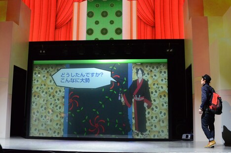 「鬼灯の冷徹 ～地獄からの脱出 in ジョイポリス～」冒頭、地獄に迷いこんだ大勢の参加者に向かって鬼灯様が話している様子。
