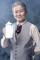 加藤忠可扮する芳村。(c)石田スイ/集英社 (c)舞台『東京喰種トーキョーグール』製作委員会