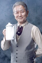 加藤忠可扮する芳村。(c)石田スイ/集英社 (c)舞台『東京喰種トーキョーグール』製作委員会