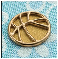 バスケットボールを模した金色の装飾。(c)藤巻忠俊／集英社・黒子のバスケ製作委員会