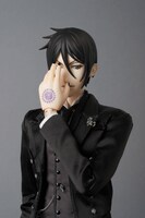 「RAH セバスチャン・ミカエリス」の左手の甲には、契約の紋章がプリントされている。※写真は監修中のサンプル。発売商品とは一部異なる場合がある。(c)枢やな/スクウェアエニックス・黒執事Project・MBS