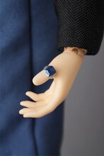 「RAH シエル・ファントムハイヴ」の両手には、指輪のディテールを再現。※写真は監修中のサンプル。発売商品とは一部異なる場合がある。(c)枢やな/スクウェアエニックス・黒執事Project・MBS