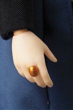 「RAH シエル・ファントムハイヴ」の両手には、指輪のディテールを再現。※写真は監修中のサンプル。発売商品とは一部異なる場合がある。(c)枢やな/スクウェアエニックス・黒執事Project・MBS