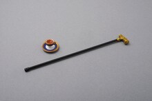 「RAH シエル・ファントムハイヴ」付属品の、ステッキとティーカップ。※写真は監修中のサンプル。発売商品とは一部異なる場合がある。(c)枢やな/スクウェアエニックス・黒執事Project・MBS