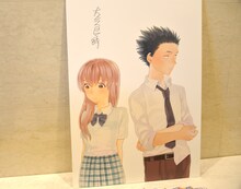 会場に設置された、大今良時のサイン入りパネル。