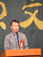 選考委員を務めた中条省平。