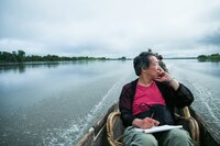 パプアニューギニア取材の様子。（撮影：佐藤健寿）