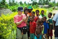 パプアニューギニア取材の様子。（撮影：佐藤健寿）