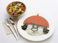 過去の「ジャイアンフェア」でも好評を博し、期間限定で復活するメニュー「ジャイ子の“ハット”シュッドビーフ（サラダ付）」。(c)Fujiko-Pro