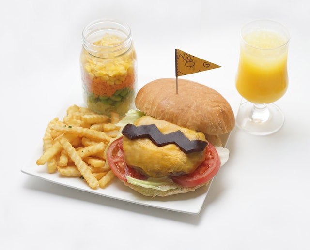 「ジャイアンフェア 2015」で提供される「ジャイアントハンバーガー」。(c)Fujiko-Pro